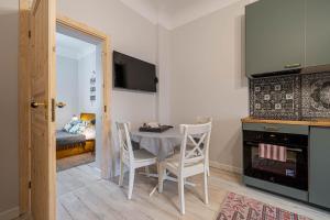 White LUX apartment next to the Old town with free parking and high speed internet