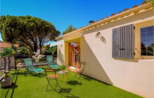 Maisons de vacances Awesome home in Orange with Outdoor swimming pool, 1 Bedrooms and WiFi : photos des chambres