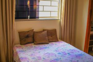 Casa em condomínio, churrasqueira privativa e piscina social