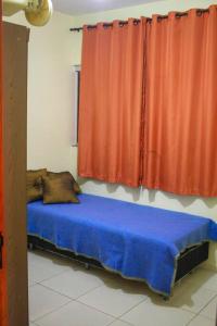 Casa em condomínio, churrasqueira privativa e piscina social