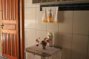 Casa em condomínio, churrasqueira privativa e piscina social