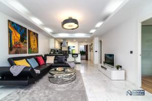 Luxurious Beachside in the Heart of Puente Romano