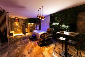 Appartements Krystalisya Room Suite Spa Privatif Sauna Jacuzzi Siege Massant : photos des chambres