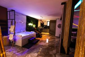 Appartements Krystalisya Room Suite Spa Privatif Sauna Jacuzzi Siege Massant : photos des chambres
