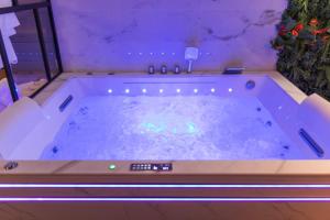 Appartements Krystalisya Room Suite Spa Privatif Sauna Jacuzzi Siege Massant : photos des chambres