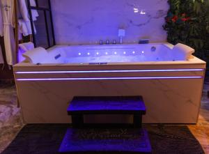 Appartements Krystalisya Room Suite Spa Privatif Sauna Jacuzzi Siege Massant : photos des chambres