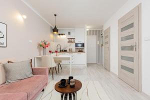 Rosy Dream Apartment by Renters