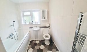 2 Bed Spacious Apartment, Sleeps 4, Free Wifi, Free Parking, Amenities Nearby, Good Transport Links Nearby, Contractors and Holidays