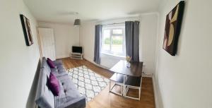 2 Bed Spacious Apartment, Sleeps 4, Free Wifi, Free Parking, Amenities Nearby, Good Transport Links Nearby, Contractors and Holidays