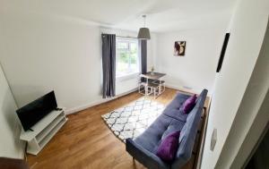 2 Bed Spacious Apartment, Sleeps 4, Free Wifi, Free Parking, Amenities Nearby, Good Transport Links Nearby, Contractors and Holidays