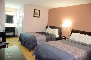 Double Room with Two Double Beds room in Flamingo Motel