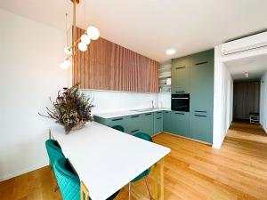 Luxurious brand new FREE parking apartment