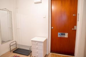 Urban Arctic Elegance: 2-Room Stylish Getaway