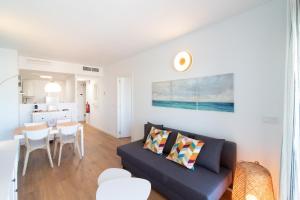 Global Properties, Moderno apartamento con piscina en la playa de Canet