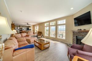 Pet-Friendly Checotah Home with Deck and Lake Views!