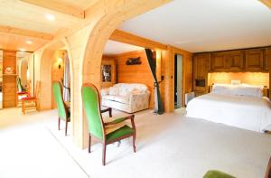 Charming 4-bed Chalet, Mountain Views, Double Garage