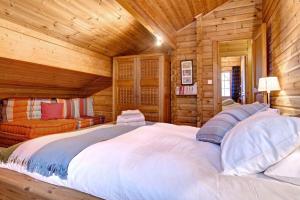 Maisons de vacances Is a traditional 4-star chalet which was largely renovated in 2022 : photos des chambres