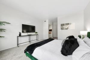 Beverly Hills Glamour Oasis 2 BR Apt with Parking 304