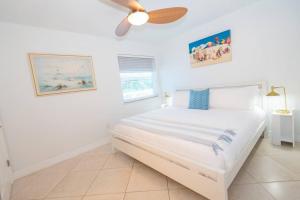 Surfside Beachfront Escape - Neat and Bright
