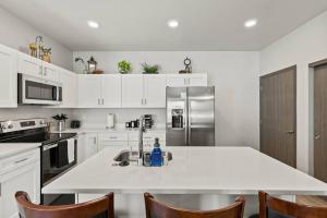Brand New 3BD 2 5BTH Triplex Unit Near Downtown