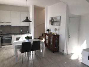 Villa a due piani con giardino e piscina