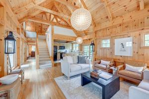 Peaceful Vacation Rental with Deck 5 Mi to Cashiers