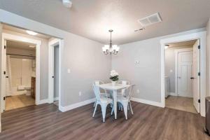 Sleepy Ridge Apt in VineyardOrem (Sleeps 6)