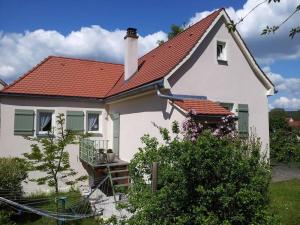 Ferienhaus mit Garten und Balkon