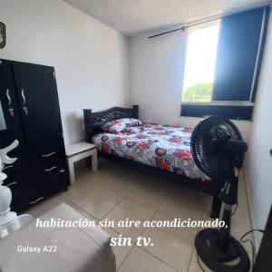 HABITACION EN APARTAMENTO COMPARTIDO - VENTILADOR ( SIN AIRE ACONDICIONADO )