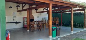 Excelente casa em condomínio fechado em Juquehy. 2 suítes, ar, piscina comum.