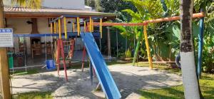 Excelente casa em condomínio fechado em Juquehy. 2 suítes, ar, piscina comum.