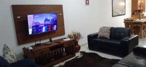 Excelente casa em condomínio fechado em Juquehy. 2 suítes, ar, piscina comum.