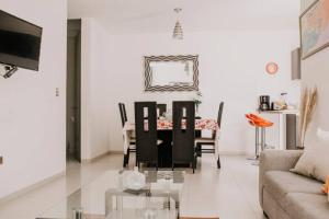 Amplia Casa Moderna c Piscina y Lindos Jardines