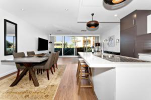 Belle Escapes - Beach Retreat Townhouse Glenelg