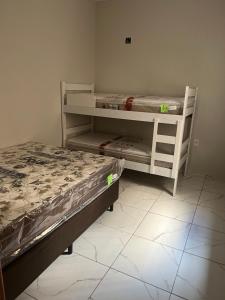 Apto térreo Mãe Aparecida 8 pessoas 3km do santuário com WiFi ,ar condicionado nos quartos