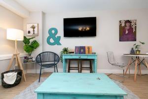 Stylish 1 Bedroom Suite with Lake Access