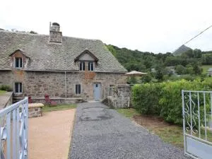 Gîte de caractère avec terrasse et cheminée - Animaux acceptés - FR-1-742-335 - Saint-Julien-de-Jordanne