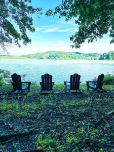 Serene Lakeside Forest Cabin - Bedford