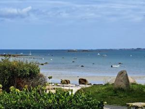 Maisons de vacances Spacious vacation home with sea view in top location, Plouneour-Trez : Maison de Vacances 4 Chambres