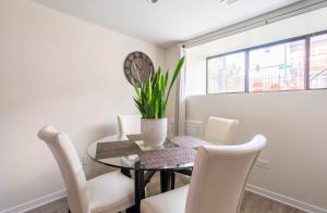 Cozy 2 brm apartment mins away from United Center