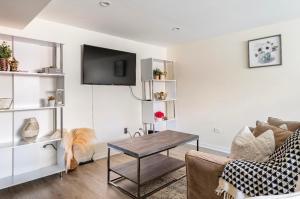 Cozy 2 brm apartment mins away from United Center