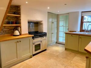 Cotswold Home over 4 floors - perfect for Families Friends Contractors