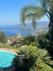 Appartements Petit coin de paradis, vue panoramique mer &montagne, piscine privee... : Appartement - Vue sur Jardin