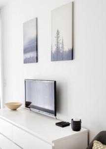 Modern Riverside Apartment with Free Parking