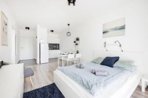 Modern Riverside Apartment with Free Parking