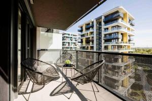 Modern Riverside Apartment with Free Parking