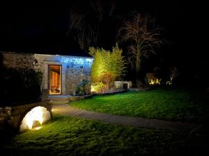 Maisons de vacances Gite Monda de caractere avec jaccuzi spa piscine : photos des chambres