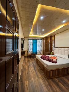 Photo of Whiteland Shiml