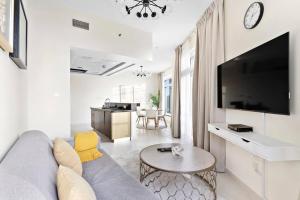 StoneTree - Stylish 1BR & Pool with Burj Khalifa Views