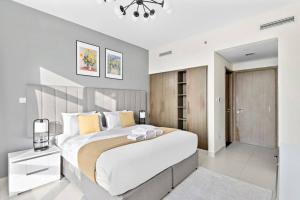 StoneTree - Stylish 1BR & Pool with Burj Khalifa Views